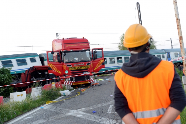 İtalya'da tren kamyonla çarpıştı: 2 ölü