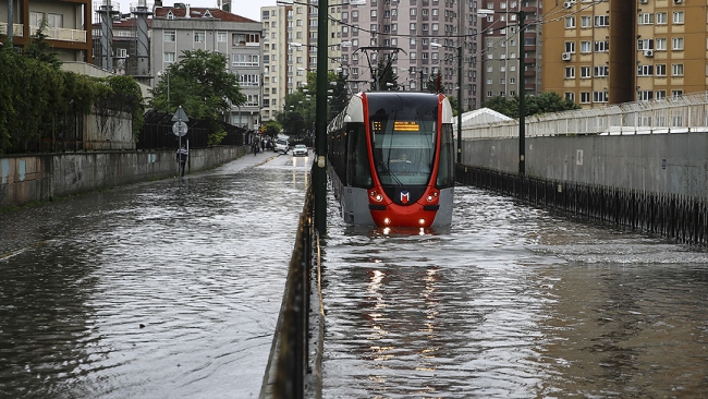 İstanbul'da sağanak hayatı olumsuz etkiliyor