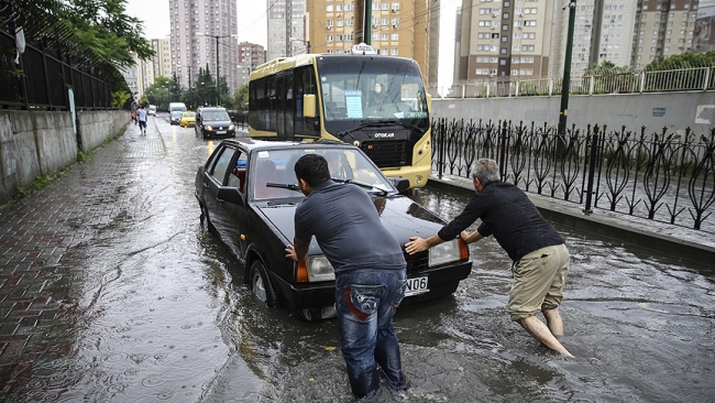 İstanbul'da sağanak hayatı olumsuz etkiliyor