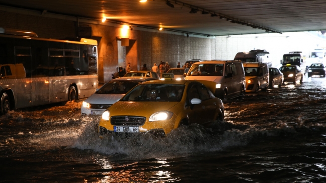 İstanbul'da sağanak hayatı olumsuz etkiliyor