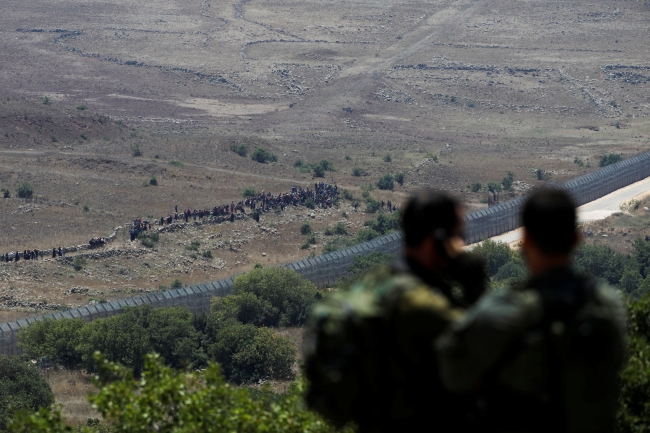 Suriyeli siviller Golan Tepeleri sınırında toplanıyor