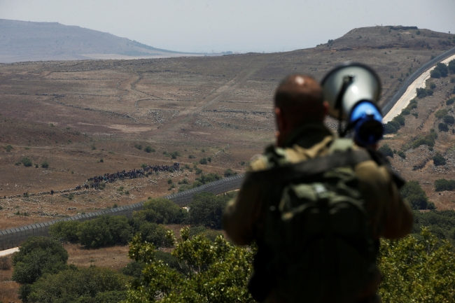 Suriyeli siviller Golan Tepeleri sınırında toplanıyor