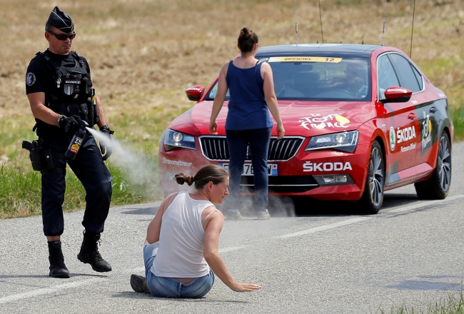 Fransa'da bisiklet turuna çiftçilerden protesto