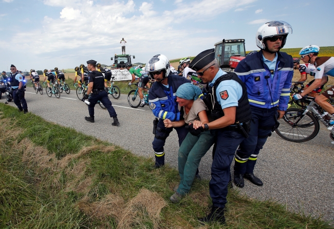 Fransa'da bisiklet turuna çiftçilerden protesto