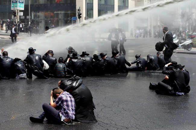 Fanatik Yahudilerden Kudüs'te zorunlu askerlik protestosu