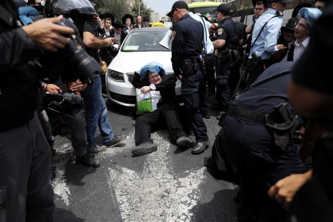 Fanatik Yahudilerden Kudüs'te zorunlu askerlik protestosu