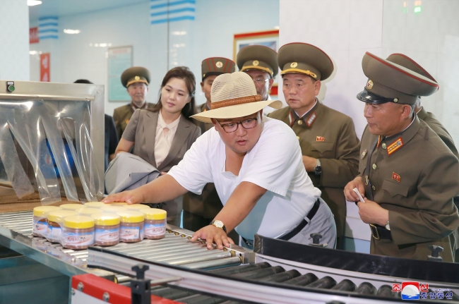 Kuzey Kore lideri Kim Jong-un fanilayla fabrika denetledi