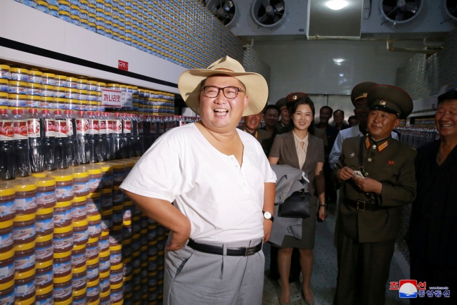 Kuzey Kore lideri Kim Jong-un fanilayla fabrika denetledi