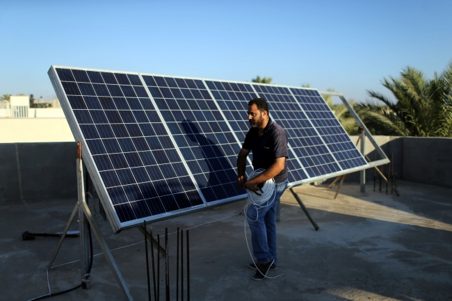 Filistin'de çatı ve tarlalara güneş enerji panelleri kuruldu