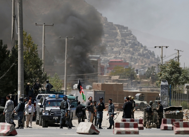 Bayram sabahı Afganistan Başkanlık binasına roketli saldırı