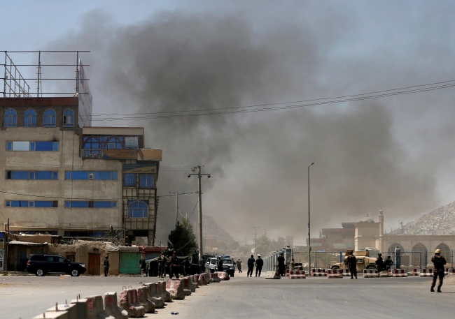 Bayram sabahı Afganistan Başkanlık binasına roketli saldırı