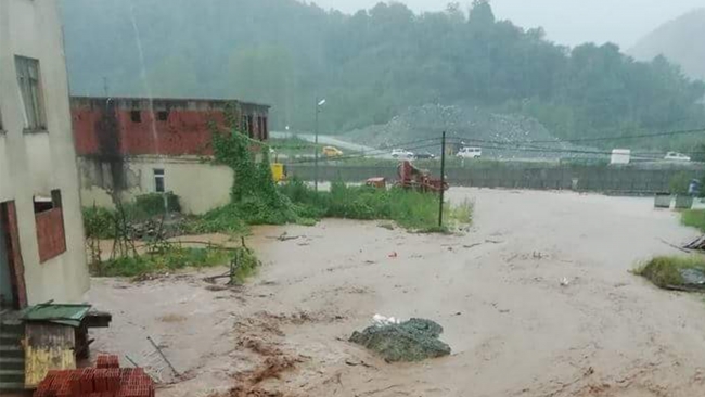 Trabzon'da sağanak sonrası taşkın ve heyelan