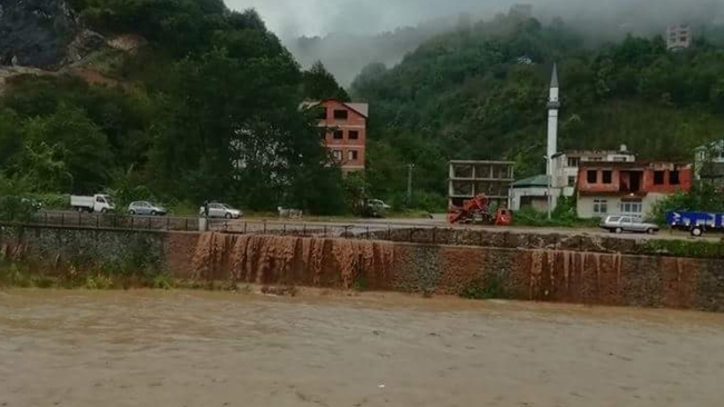 Trabzon'da sağanak sonrası taşkın ve heyelan