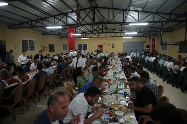 AB Bakanı Çelik cemevinde iftar yaptı