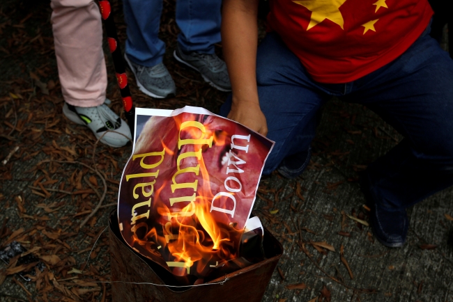 ABD'nin Çin'e açtığı ticaret savaşı Hong Kong'da protesto edildi