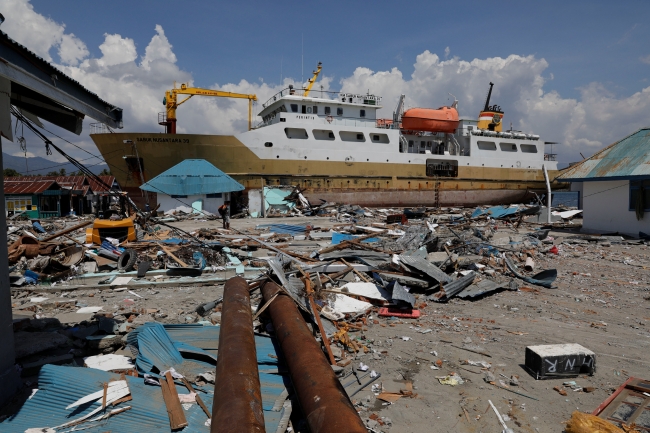 Deprem ve tsunamiyle sarsılan Endonezya'da can kaybı artıyor