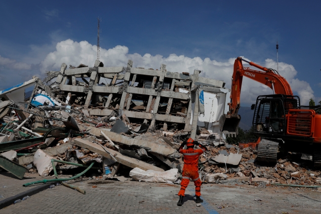 Deprem ve tsunamiyle sarsılan Endonezya'da can kaybı artıyor