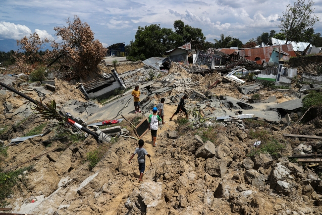 Endonezya'daki toplu konut enkazında binden fazla kişi olabilir