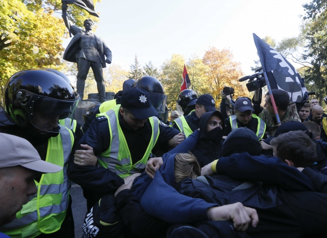 Binlerce Ukraynalı savunma gününü kutlamak için Kiev'de toplandı