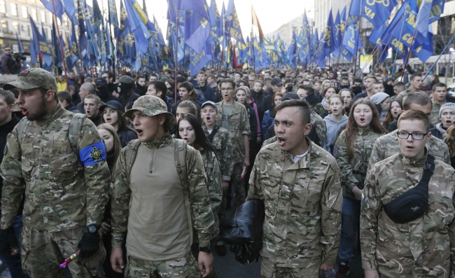 Binlerce Ukraynalı savunma gününü kutlamak için Kiev'de toplandı