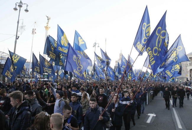 Binlerce Ukraynalı savunma gününü kutlamak için Kiev'de toplandı