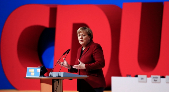 Merkel Başbakanlığa aday olmayacağını açıkladı