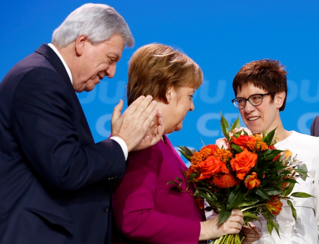 Merkel Başbakanlığa aday olmayacağını açıkladı