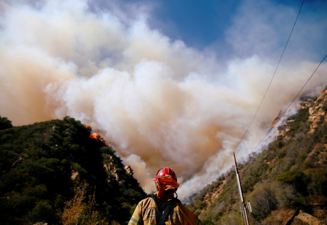 California'da dumanlar gökyüzünü kaplamaya devam ediyor