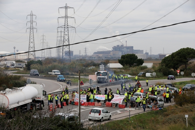 Fransa'da protestocular benzin depolarına ulaşımı kapattı