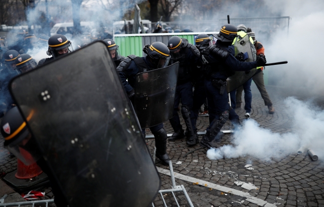 Paris'te toplanan "Sarı Yelekliler"e polisten sert müdahale