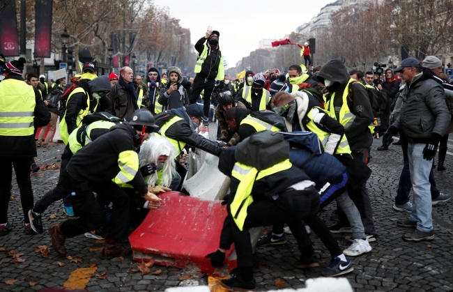 Paris'te toplanan "Sarı Yelekliler"e polisten sert müdahale