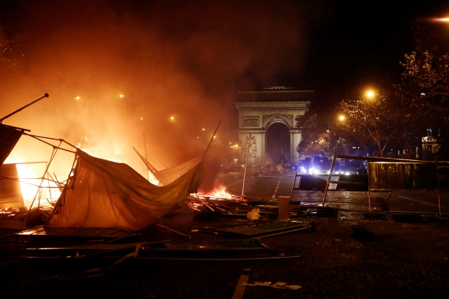 Macron protestolardaki "savaş sahnelerini" kınadı