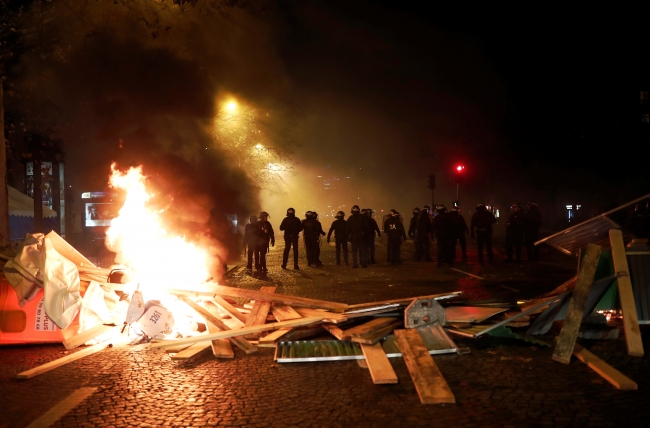 Macron protestolardaki "savaş sahnelerini" kınadı