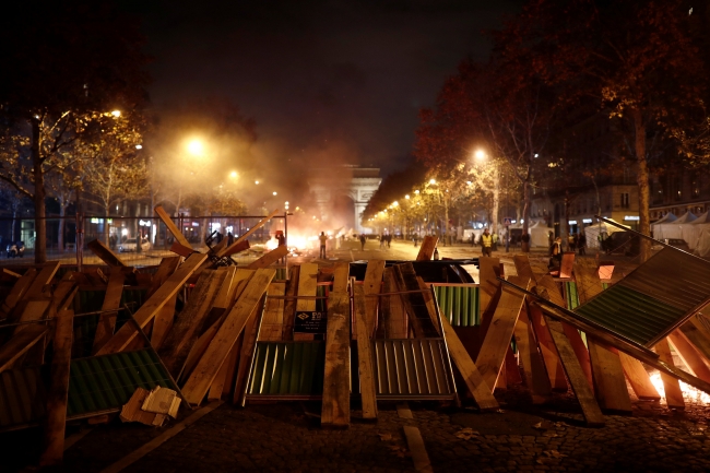 Macron protestolardaki "savaş sahnelerini" kınadı