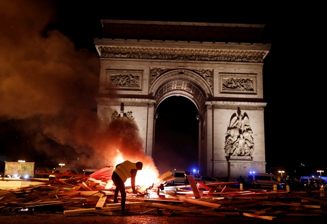 Macron protestolardaki "savaş sahnelerini" kınadı