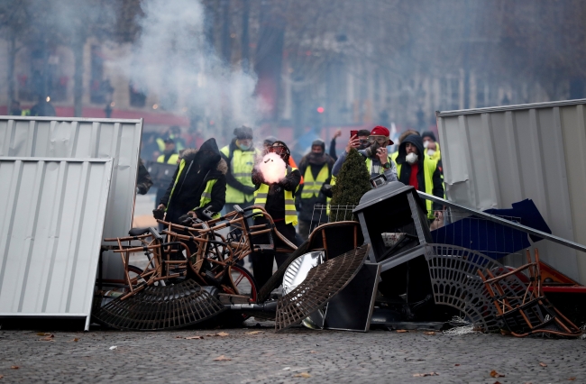 Macron protestolardaki "savaş sahnelerini" kınadı