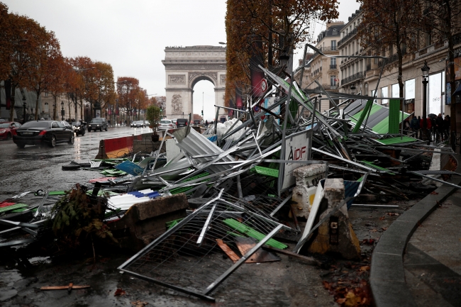 Macron protestolardaki "savaş sahnelerini" kınadı