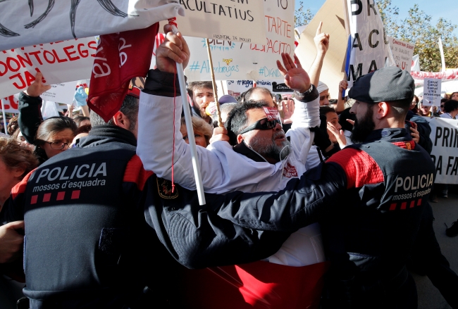 İspanya'da sağlık ve itfaiye çalışanlarından protesto