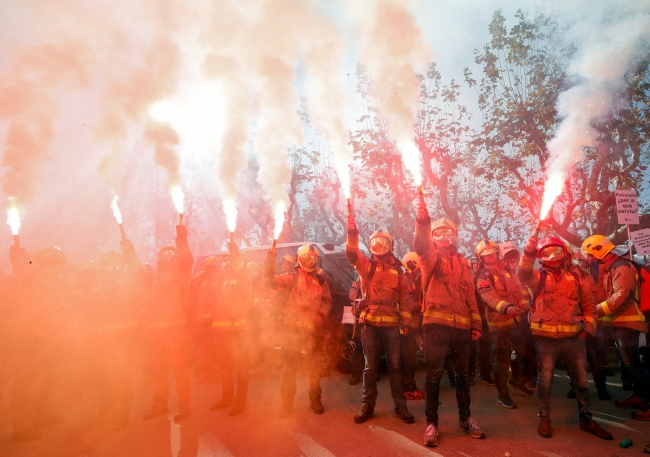 İspanya'da sağlık ve itfaiye çalışanlarından protesto