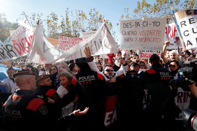 İspanya'da sağlık ve itfaiye çalışanlarından protesto