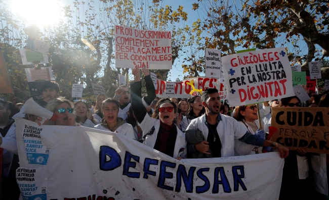 İspanya'da sağlık ve itfaiye çalışanlarından protesto