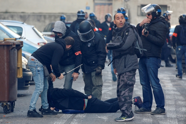 Fransız polisi öğrencileri "diz çöktürerek" gözaltına aldı