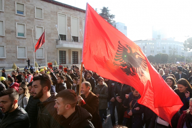 Arnavutluk'ta binlerce öğrenciden harç protestosu