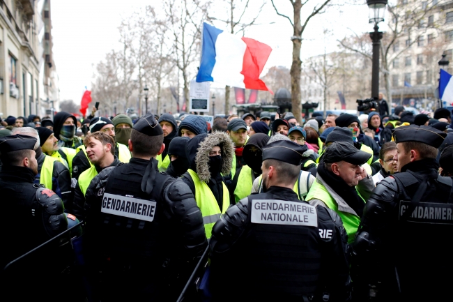 Paris sokakları yine karıştı: Protestolarda 168 kişi gözaltına alındı