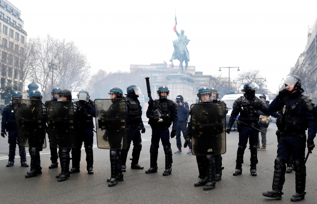 Paris sokakları yine karıştı: Protestolarda 168 kişi gözaltına alındı