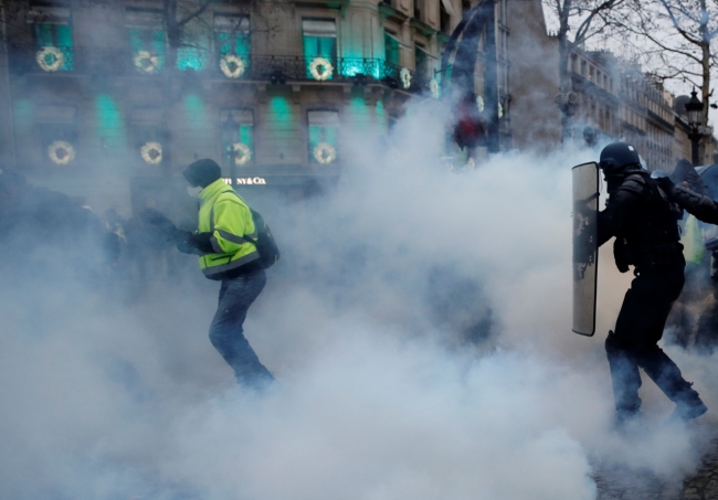 Macron'un önlemleri "Sarı yelekliler"i memnun etmedi