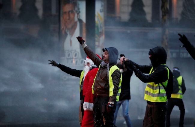 Macron'un önlemleri "Sarı yelekliler"i memnun etmedi