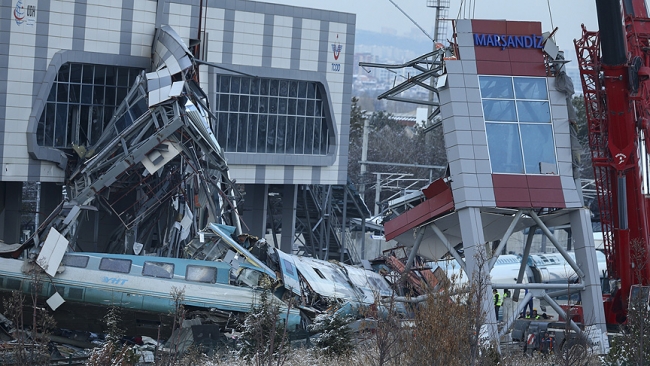 Ankara'daki YHT kazasında enkaz kaldırma çalışmaları sürüyor