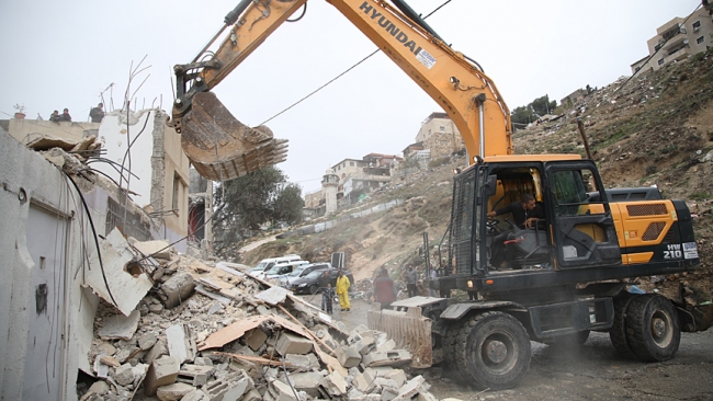 İsrail Filistinlinin evini kendi elleriyle yıktırdı