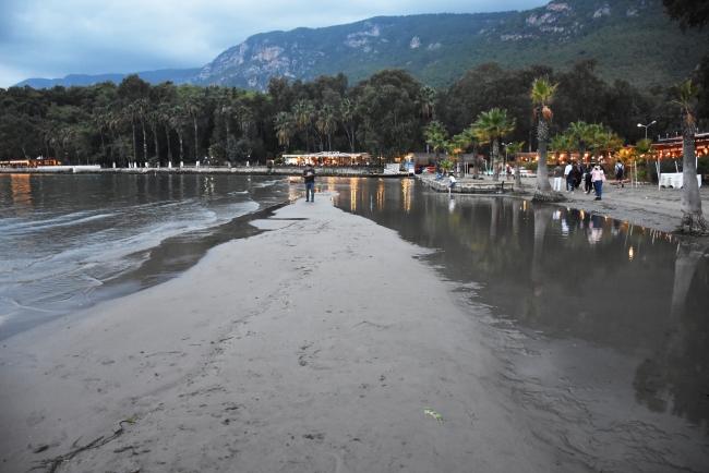 Muğla'da deniz suyu 20 metre çekildi